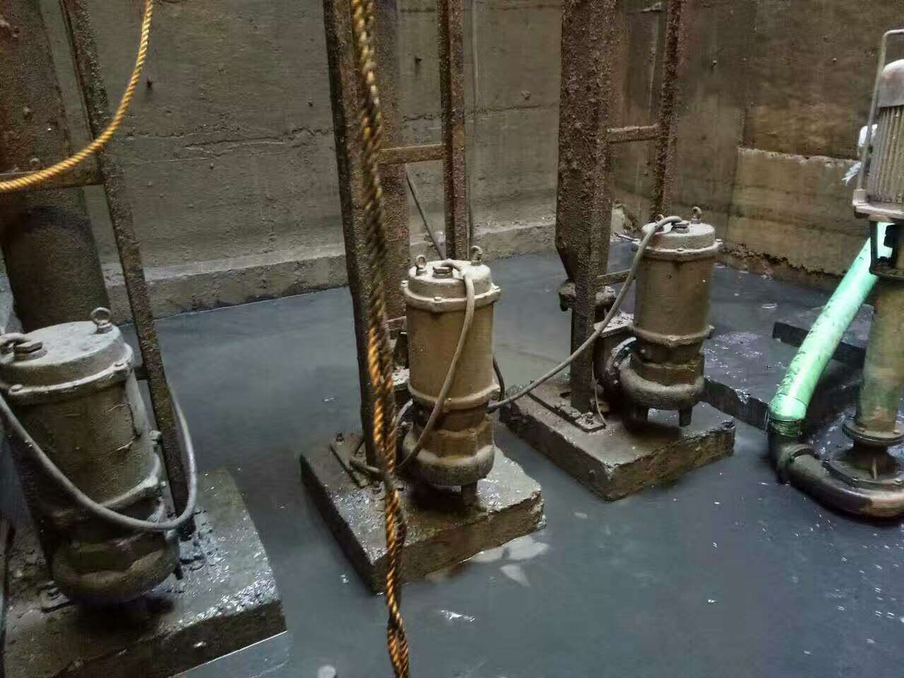 东湖污水池清理