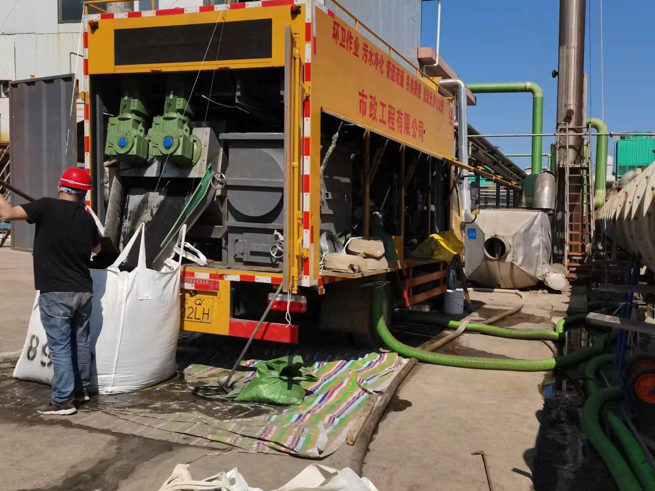 东湖淤泥压干处理