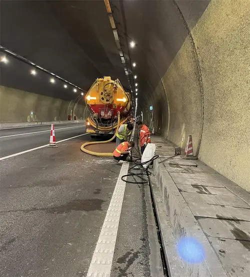 东湖隧道排水渠清淤